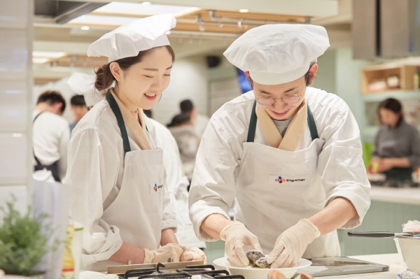[크기변환](사진2) 꿈키움아카데미 요리 부문 교육생들이 관련 교육을 수강 중인 모습.jpg